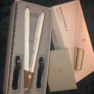 Straightening and styling iron